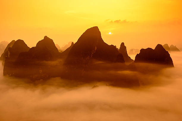 guilin montañas de china - xingping fotografías e imágenes de stock