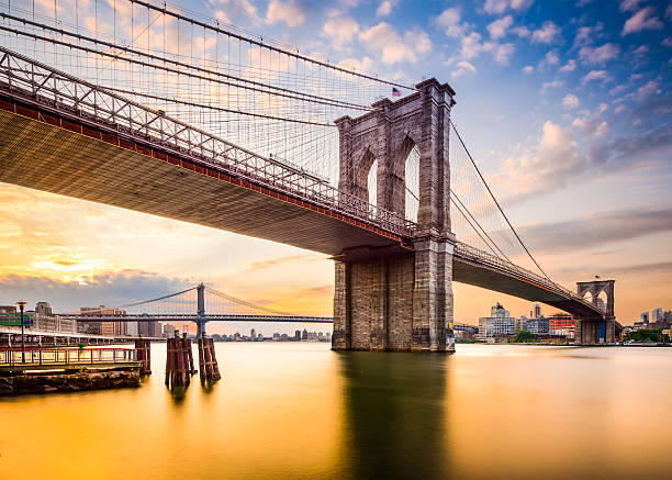 ponte di brooklyn al mattino. - east river immagine foto e immagini stock