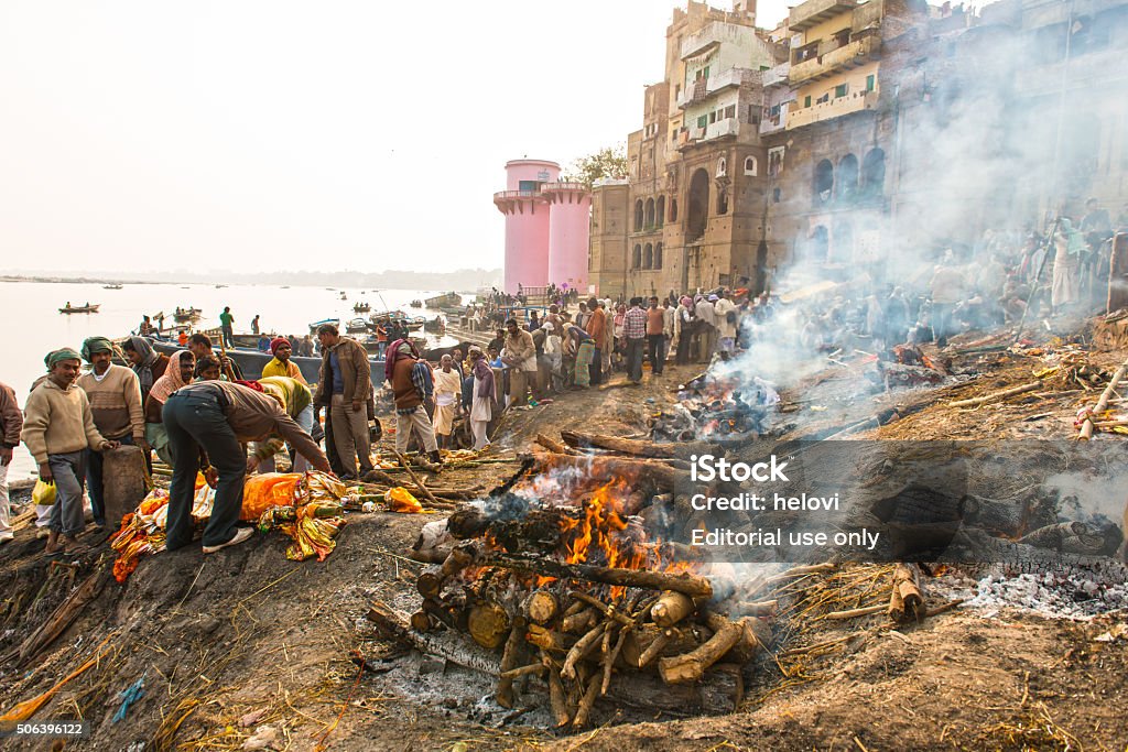 Varanasi burning grounds - Royaltyfri Begravning Bildbanksbilder