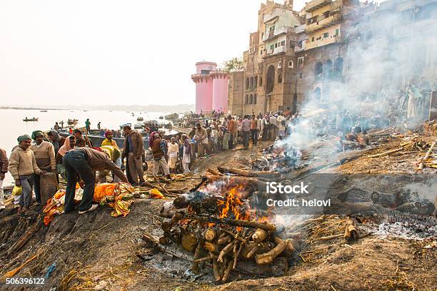Varanasi Burning Grounds-foton och fler bilder på Begravning - Begravning, Indien, Varanasi