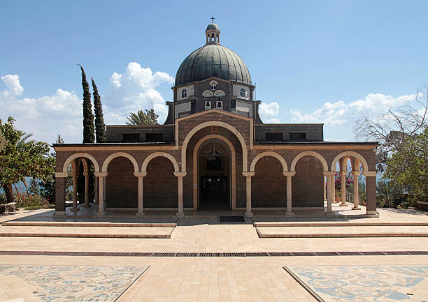 церковь на горе в нагорная проповедь заповеди блаженства, израиль - god column dome mountain стоковые фото и изображения