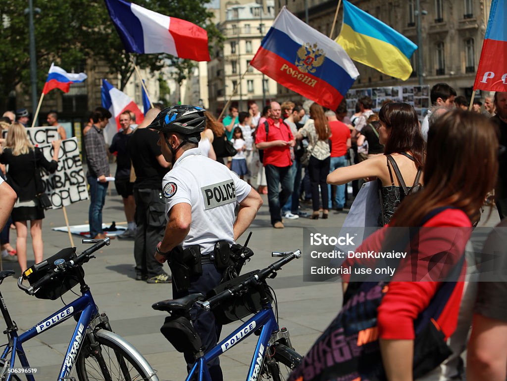 Policji w proteście przeciwko wojny z Ukrainą drobnoustrój - Zbiór zdjęć royalty-free (Francja)