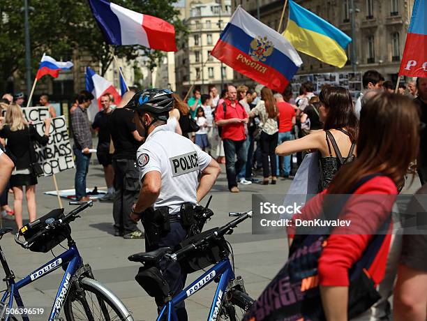 Policji W Proteście Przeciwko Wojny Z Ukrainą Drobnoustrój - zdjęcia stockowe i więcej obrazów Francja