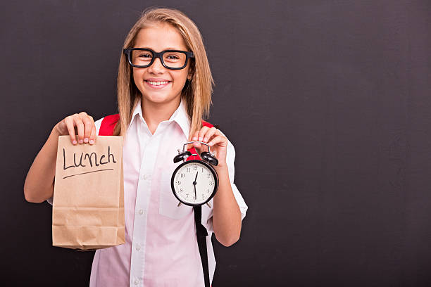 vuelta a la escuela - packed lunch lunch paper bag blackboard fotografías e imágenes de stock