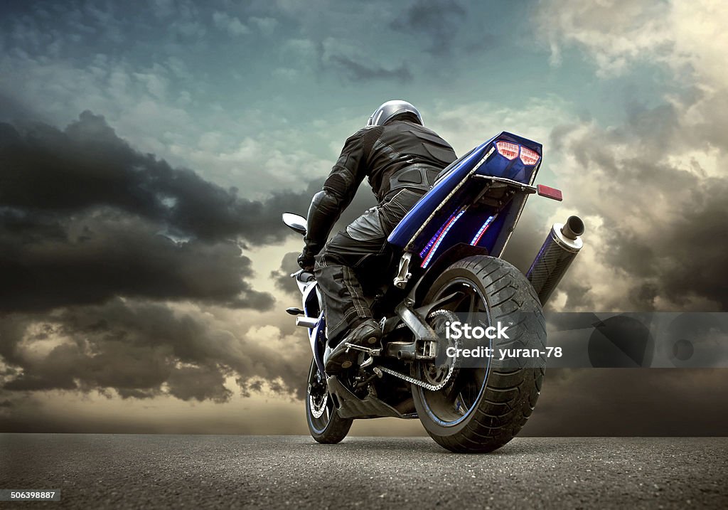 Mann sitzen auf dem Motorrad unter Himmel mit Wolken - Lizenzfrei Motorrad Stock-Foto