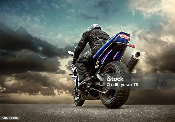 Mann Sitzen Auf Dem Motorrad Unter Himmel Mit Wolken Stockfoto und mehr Bilder von Motorrad