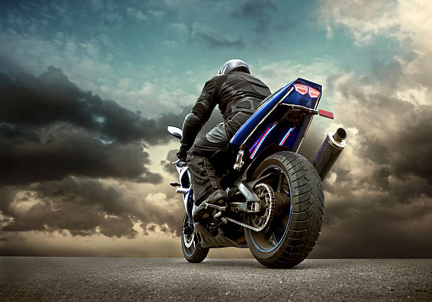homme place sur la moto sous ciel avec nuages - motorcycle biker sport city photos et images de collection