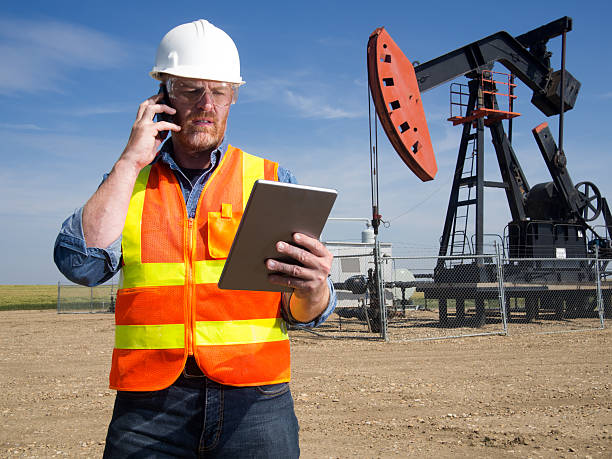 inżynier ropy naftowej i technologii - oil industry digital tablet manual worker mining zdjęcia i obrazy z banku zdjęć