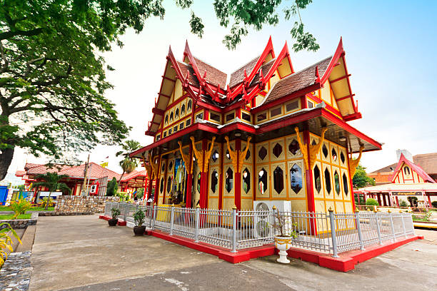 железнодорожный вокзал хуахина, таиланд - royal train стоковые фото и изображения