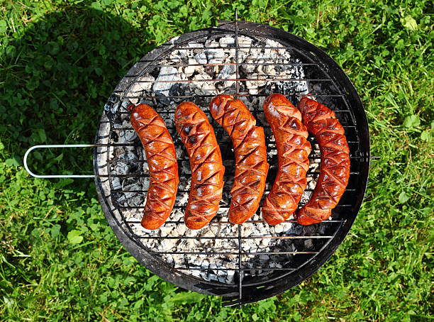 asar salchichas a la parrilla - sausage bratwurst barbecue grill barbecue fotografías e imágenes de stock