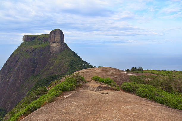 szczyt górski pedra da gavea, pedra bonita, rio de janeiro - gavea mountain zdjęcia i obrazy z banku zdjęć