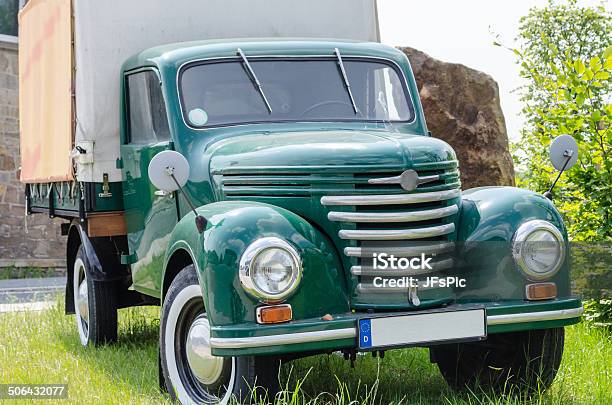 Vecchio Camion Auto Depoca - Fotografie stock e altre immagini di Adulto in età matura - Adulto in età matura, Ambientazione esterna, Arrugginito