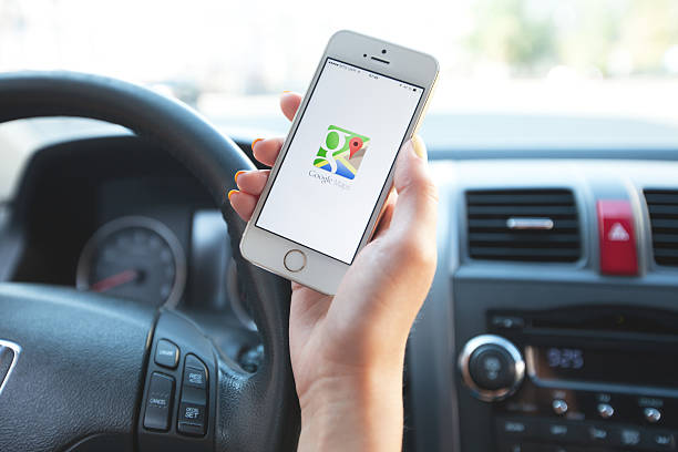 google maps navigation on apple iphone in use. - google stockfoto's en -beelden