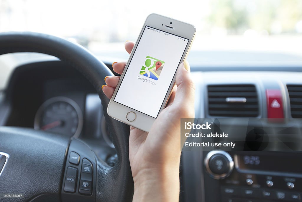 Google Maps navigation на Apple iPhone в использовании. - Стоковые фото Google - Brand-name роялти-фри