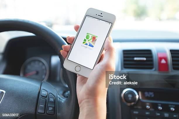 Google Maps Navigation На Apple Iphone В Использовании — стоковые фотографии и другие картинки Google - Brand-name