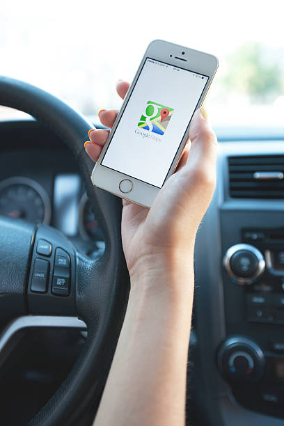 google maps navegação em apple iphone em uso. - iphone google holding telephone - fotografias e filmes do acervo
