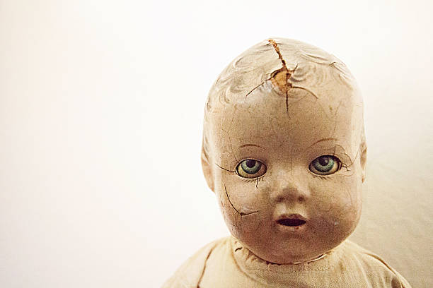 Vintage doll head Creepy vintage doll head with a crack creepy doll stock pictures, royalty-free photos & images