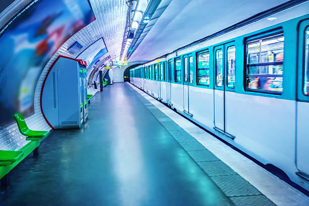 la estación de metro de parís - subway train fotografías e imágenes de stock