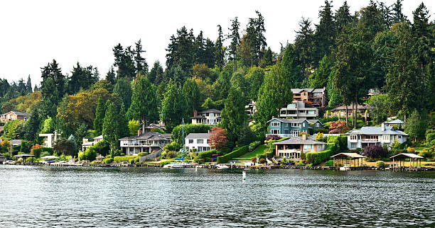 Waterfront homes in Washington State Waterfront homes in Washington near bellevue with private piers and own docks  northwest stock pictures, royalty-free photos & images