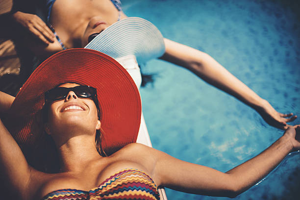 descontrair por piscina. - bikini summer vacations looking down imagens e fotografias de stock