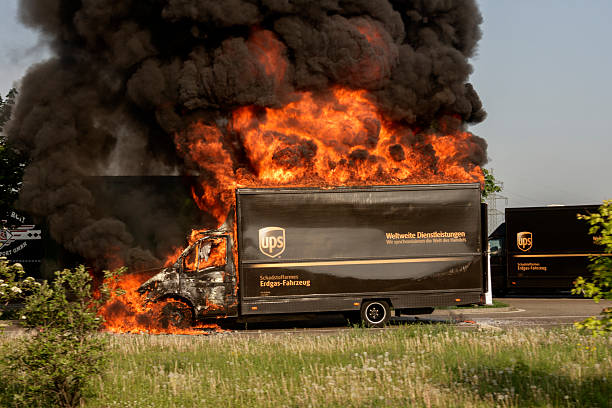 brûler ups camion - united parcel service truck shipping delivering photos et images de collection