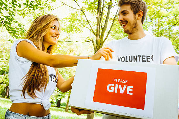 demander pour les dons volontaires - donation box flash photos et images de collection