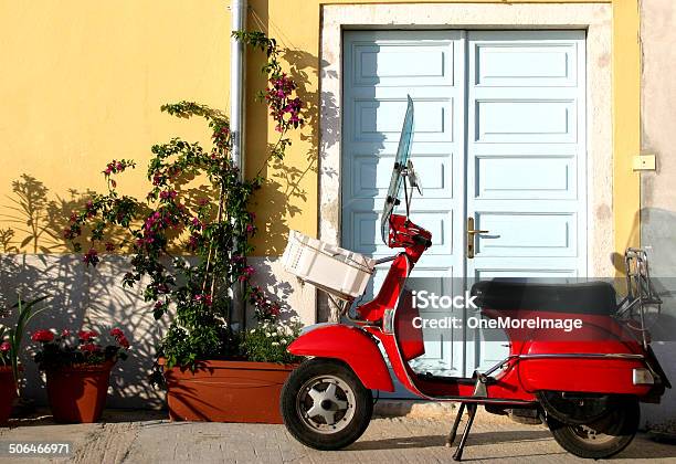 Scooter Rojo Viejo Estilo Italiano Cerca De Una Puerta Foto de stock y más banco de imágenes de Ciclomotor de pedales