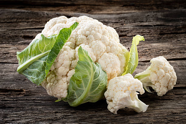 organic cavolfiore su sfondo in legno - cauliflower foto e immagini stock