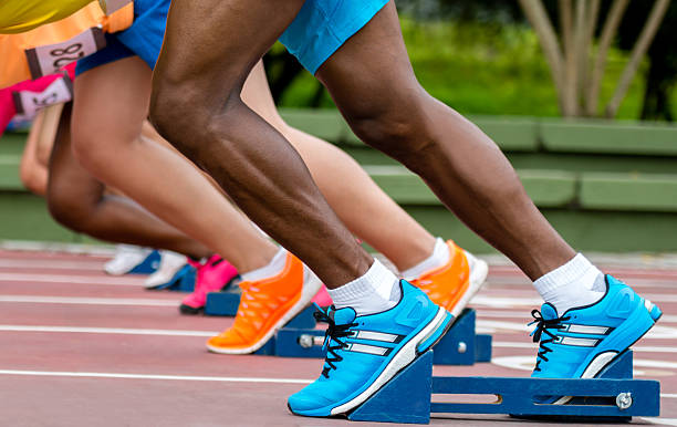 athletes ready to run - 단거리 경기 뉴스 사진 이미지