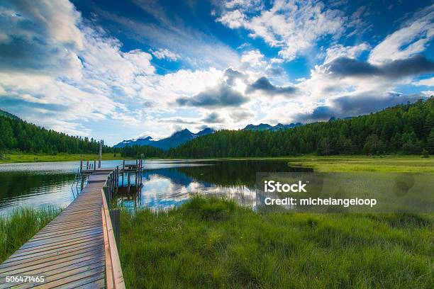 Dock In Montagna Lago - Fotografie stock e altre immagini di Acqua - Acqua, Affresco, Alpi