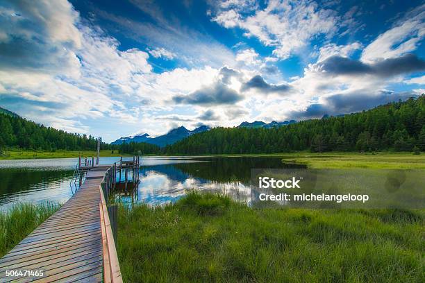 Dock Na Mountain Lake - zdjęcia stockowe i więcej obrazów Alpy - Alpy, Alpy Engandyńskie, Bez ludzi