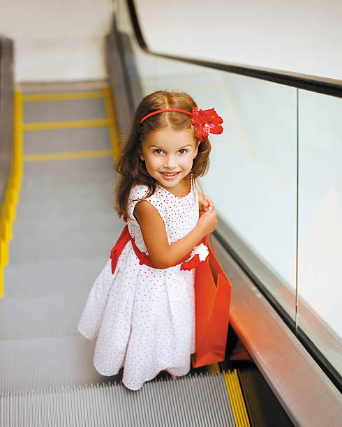 ショッピングコンセプト、小さな女の子のモール - escalator child shopping mall little girls ストックフォトと画像