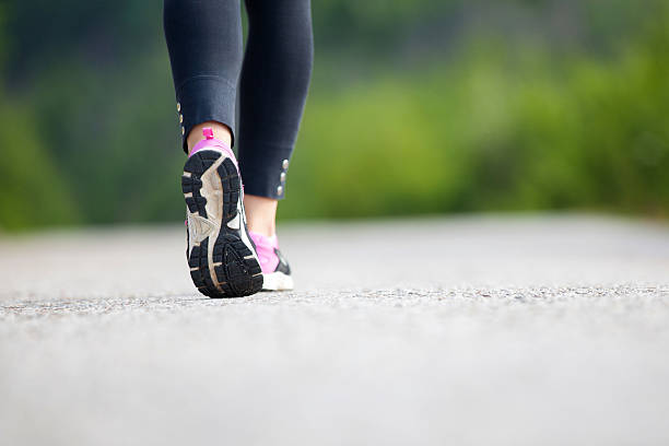 runner feet running on road closeup on shoe - 步行 圖片 個照片及圖片檔