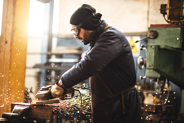 trabalhador manual em um workshop - multi tasking craftsperson work tool men - fotografias e filmes do acervo