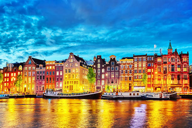 famoso rio amstel e noite vista da bela cidade de amesterdão. - amsterdam holland city night imagens e fotografias de stock