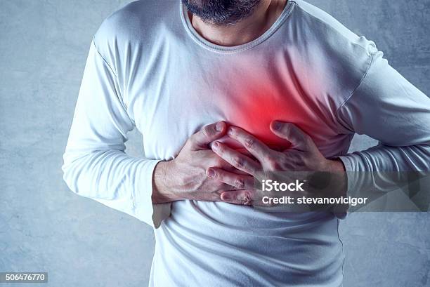 Foto de Grave Dor Homem Que Sofrem De Dor No Peito Tendo Dor e mais fotos de stock de Ataque cardíaco