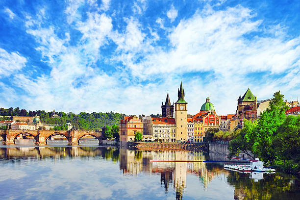 ponte carlo, dalla banchina del fiume moldava. - prague czech republic czech culture castle foto e immagini stock