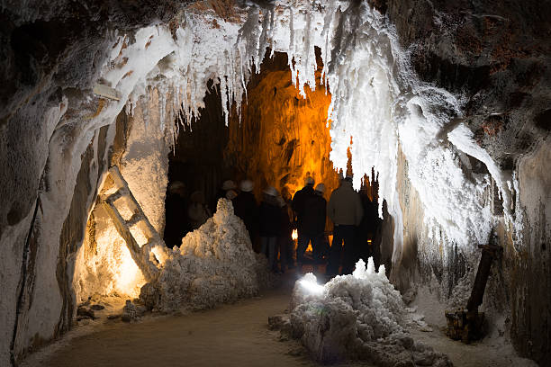 los turistas que visitan la antigua mina de sal - mine of salt fotografías e imágenes de stock