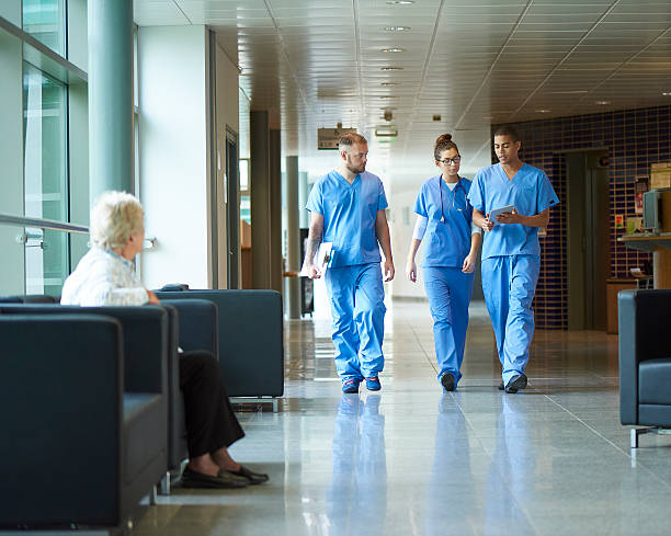 médecins en formation - doctor healthcare and medicine walking group of people photos et images de collection