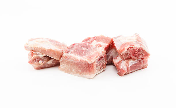 costine di maiale crudo su sfondo bianco - costole corte foto e immagini stock