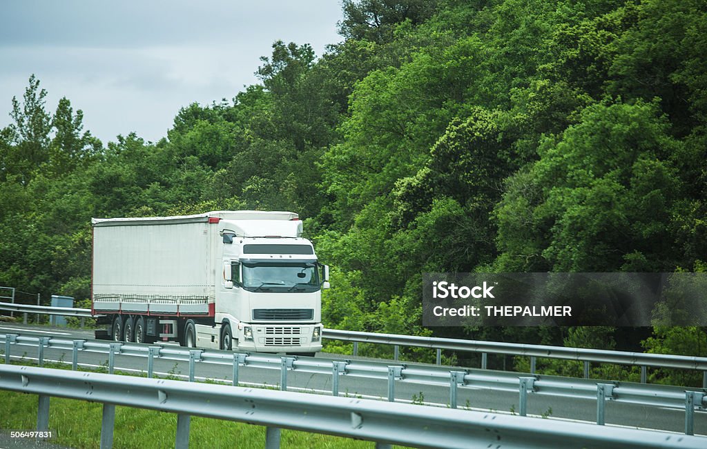 semi-camion sull'autostrada - Foto stock royalty-free di Ambientazione esterna