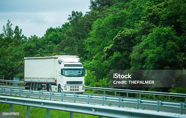 Semicamion Sullautostrada - Fotografie stock e altre immagini di Ambientazione esterna - Ambientazione esterna, Autostrada, Autostrada a corsie multiple