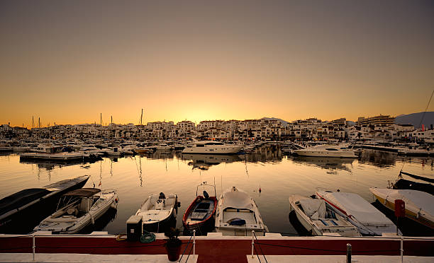 puerto banus a marbella, spagna a notte - porto built structure commercial dock port wine foto e immagini stock