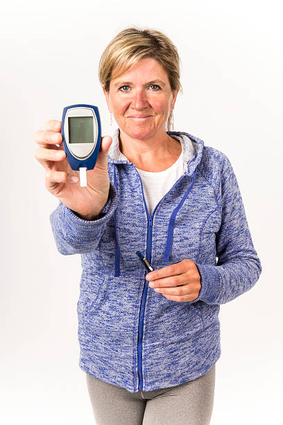 diabético mulher detém uma glicómetro - glaucometer imagens e fotografias de stock