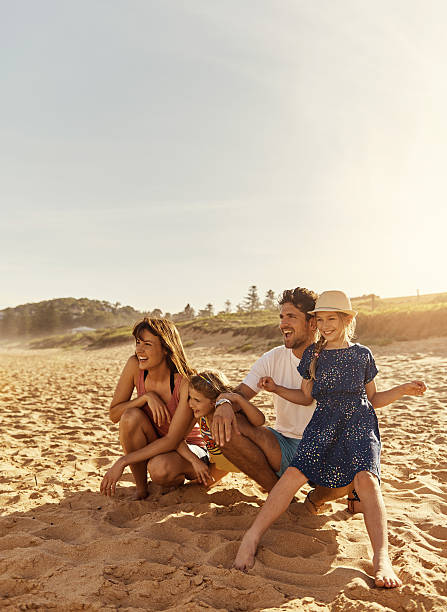 nehmen sie sich zeit, um zu tun, was ihre seele glücklich macht - couple two parent family beach loving stock-fotos und bilder