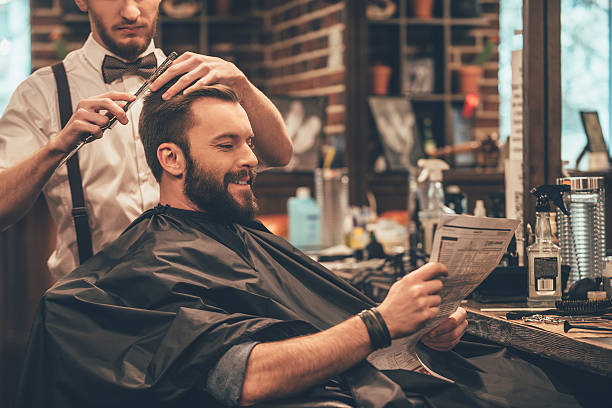 grande momento de barbearia. - reading newspaper 30s adult imagens e fotografias de stock