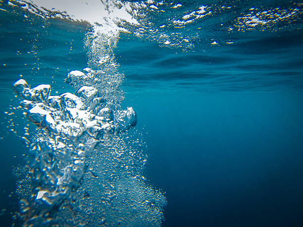 bolhas no mar - underwater sea water surface surface level - fotografias e filmes do acervo