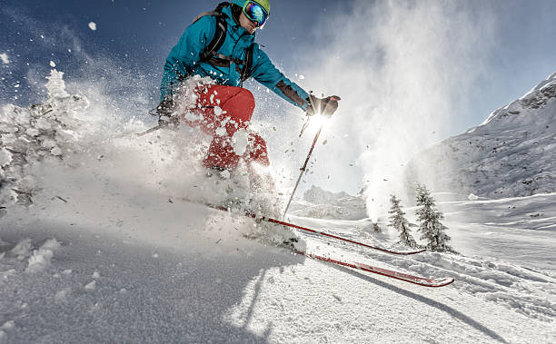 człowiek freerideer działa w dół - freeride zdjęcia i obrazy z banku zdjęć