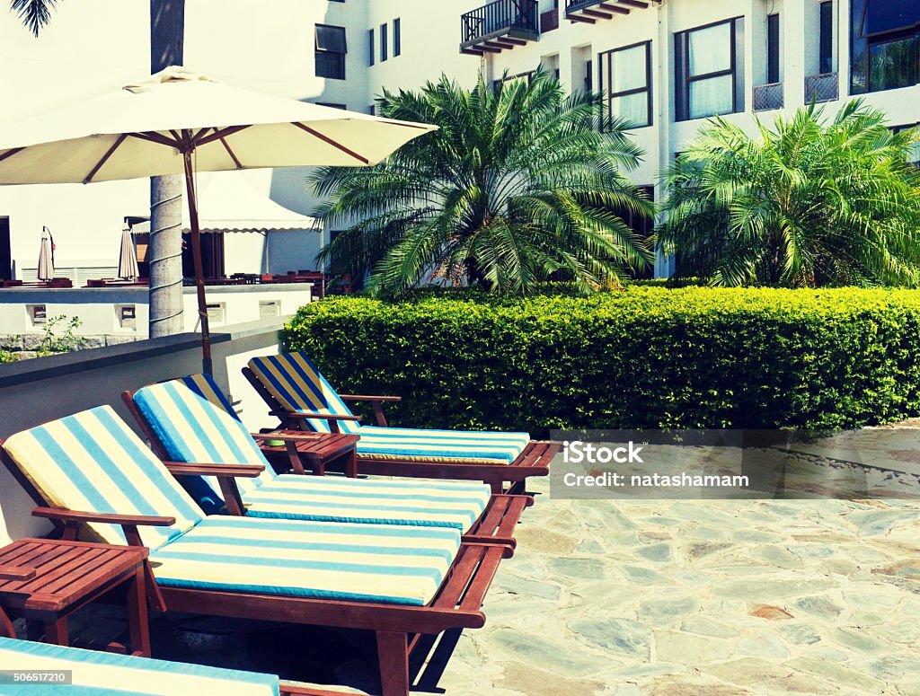 Las sillas reclinables en el complejo tropical (tonificar - Foto de stock de Hotel libre de derechos