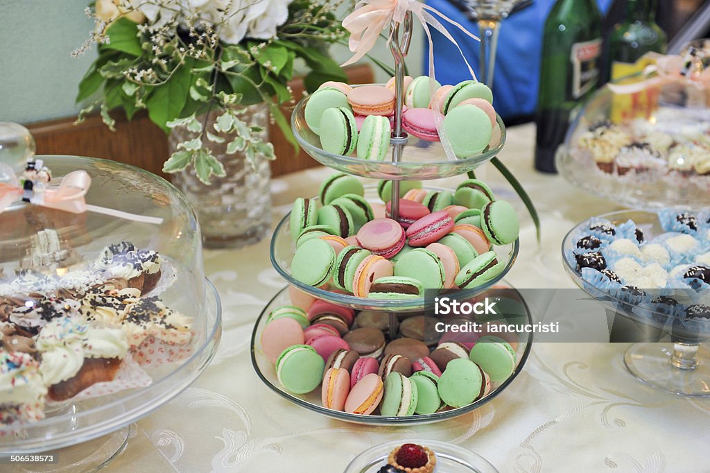 Elegant and luxurious event arrangement with colorful macaroons Wedding decoration with pastel colored cupcakes, meringues, muffins and macarons. Elegant and luxurious event arrangement with colorful macaroons. Wedding dessert with macaroons Baked Pastry Item Stock Photo